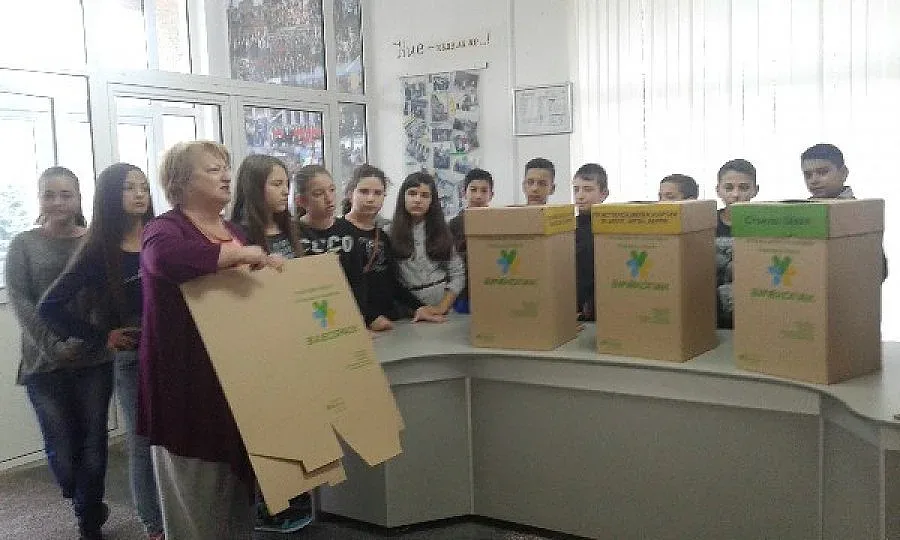 Учат деца на разделно сметосъбиране