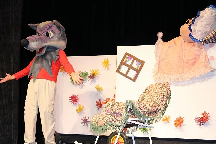 ГЕРБ Цвета Караянчева  от зарадва над 300 деца с куклено представление