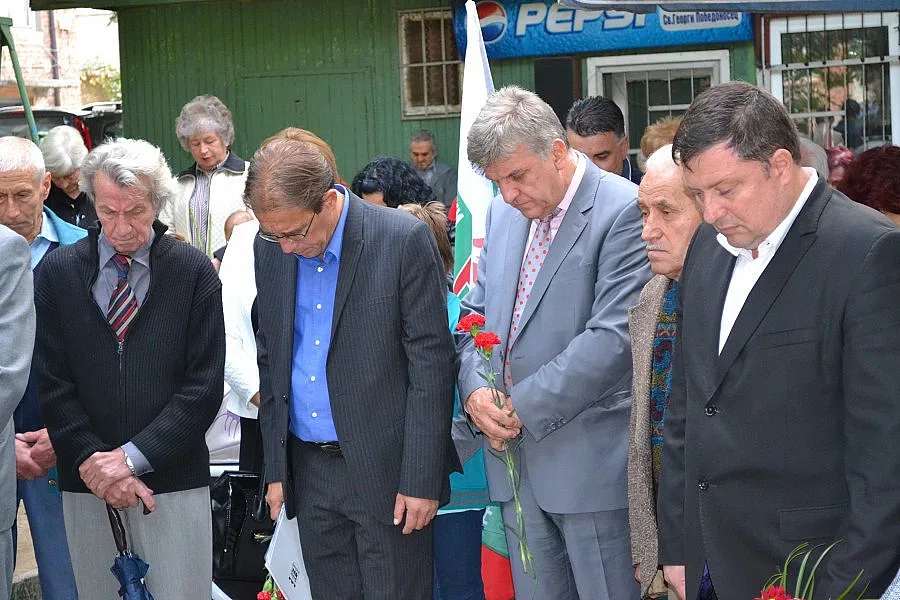 Караиванов откри паметна плоча на  асеновградските братя антифашисти