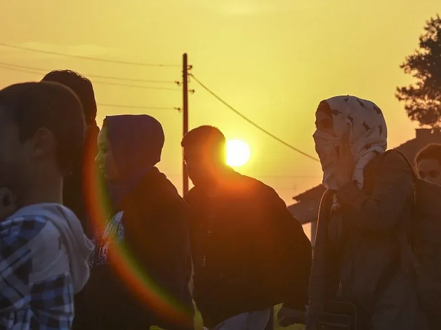 DW: Брюксел позволява транзитни зони за бежанците