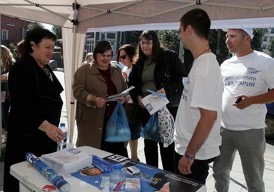 Кандидатите на ГЕРБ за столичния район „Оборище" боядисаха оградата на градинка „Кюлуците"