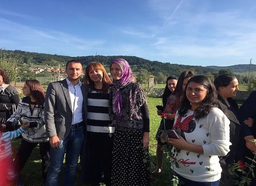 300 рози за Филиз и дамите от ДПС