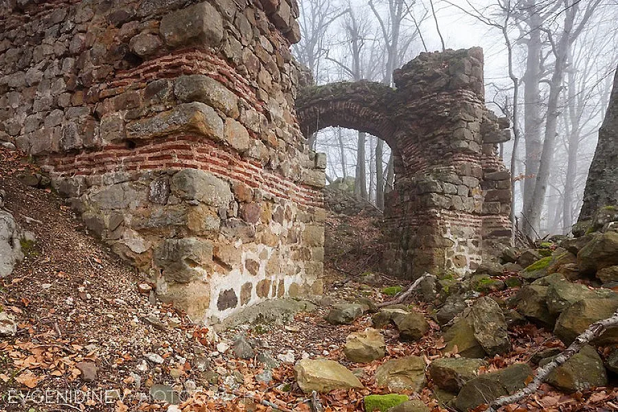 Италиански археолози ще реставрират уникална крепост към Котел