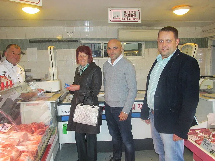  Петя Проданова от ГЕРБ се срещна с търговци от пазар "Чаталджа"
