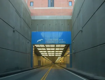 Мигранти нахлуха в тунела под Ламанша, движението е спряно
