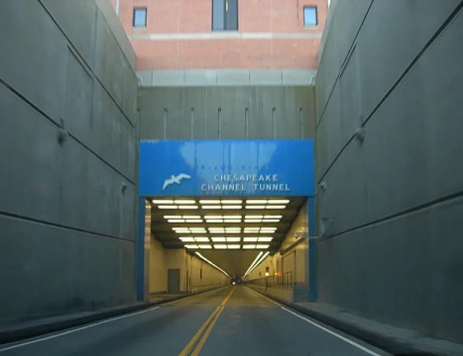 Мигранти нахлуха в тунела под Ламанша, движението е спряно