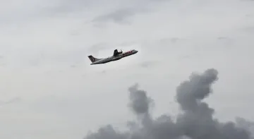 Пътнически самолет изчезна в Индонезия