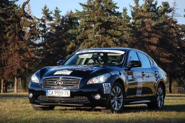 Победител с хибридно Infiniti атакува победата в гръцко екорали