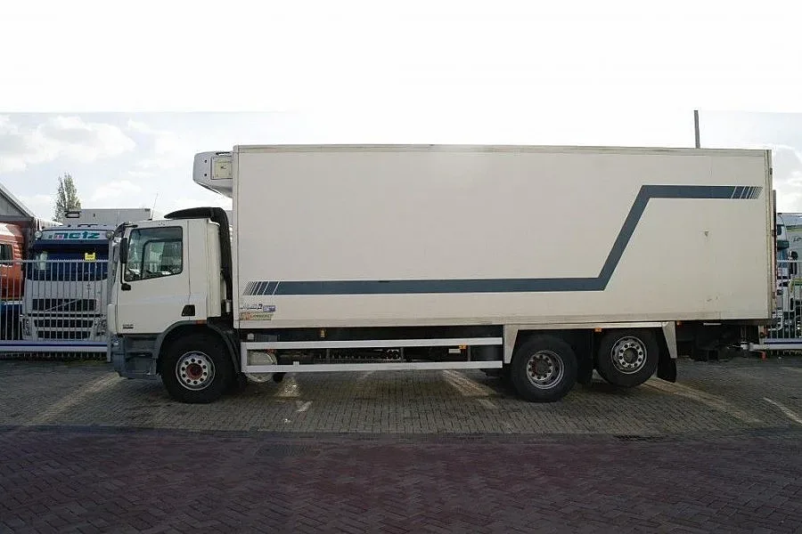 Бежанци, сред които и дете, намерени в хладилен камион