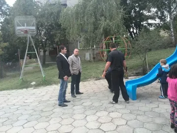 Николай Стоилов дари пързалка за детска площадка в Горна Малина