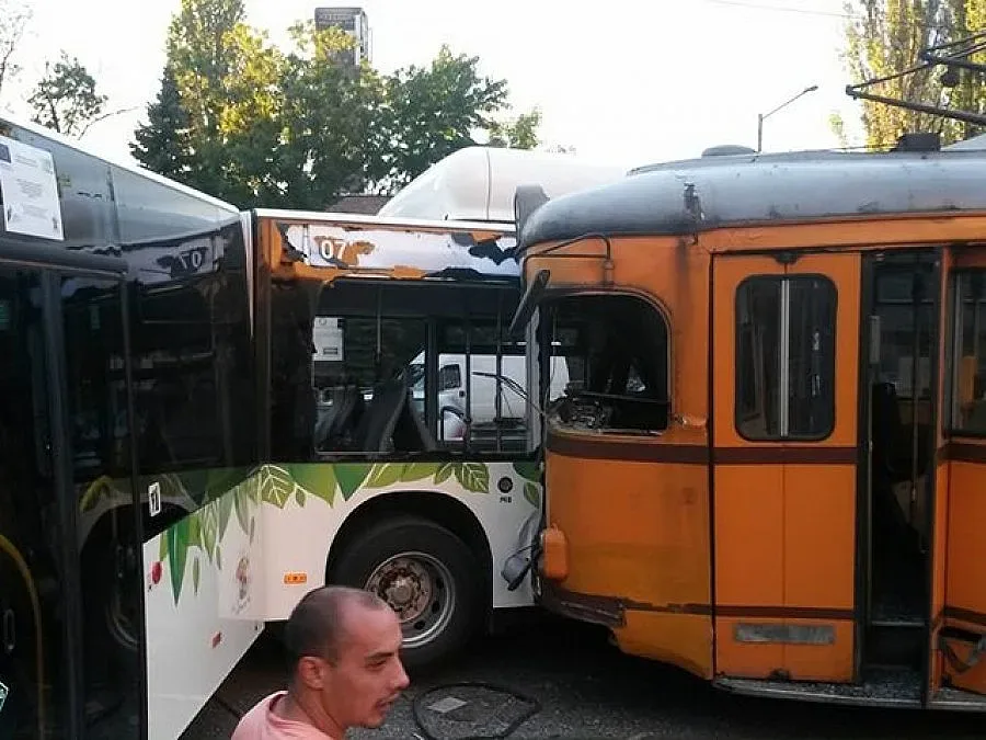 Трамвай разполови автобус на две в София