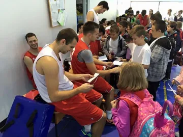 Ацо зарадва румънски деца