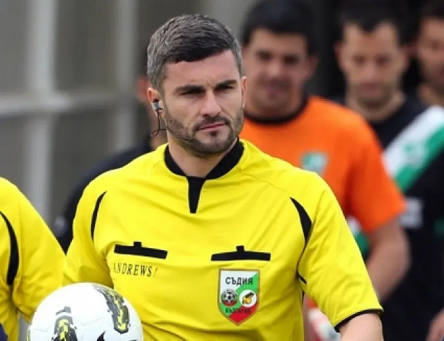 Цветан Кръстев свири "Литекс" - "Левски"