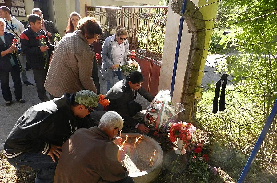 Близки и приятели почетоха загиналите преди година в Горни Лом 