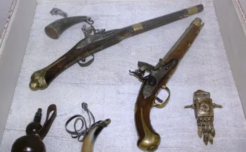 Хайдути и войници влизат в надпревара по стрелба с оръжия от 18-19 в.