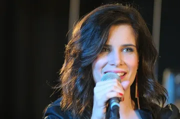 ВИДЕО: IVE представи новата си песен “Хей ти” 