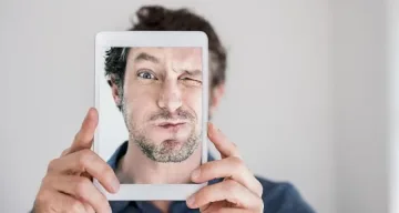 Селфи с таблет за кандидат-шофьори от днес