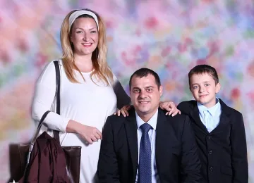 Владимир Крумов с подарък за родителите в Карнобат