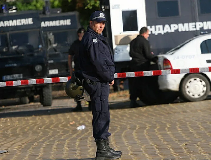 Бомба пред парламента, районът е отцепен