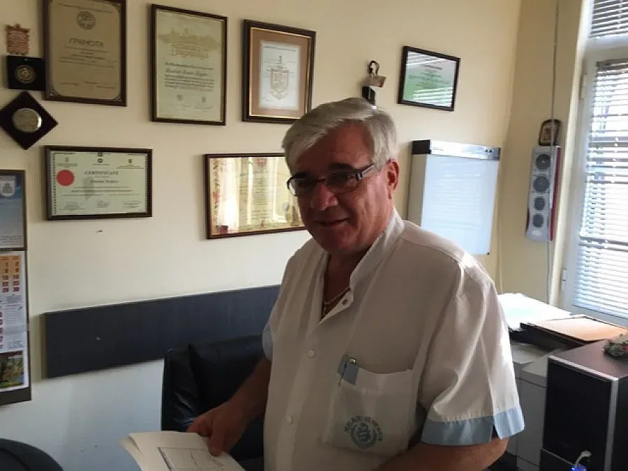 Проф. Стойков агитира от операционната