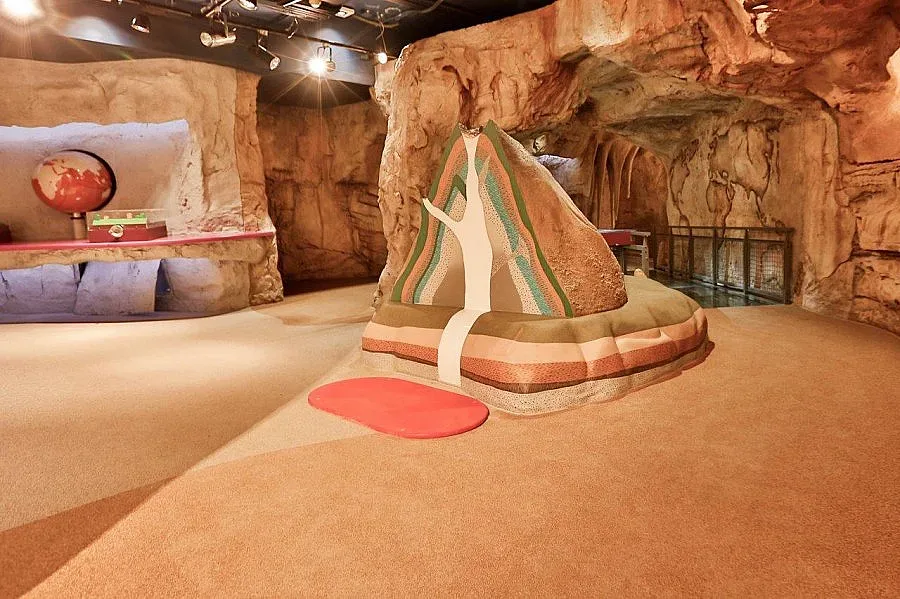 Малчугани карат вулкан да изригне