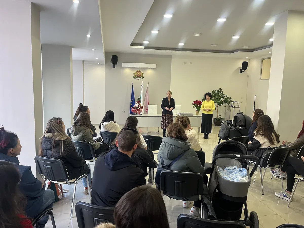 28 бебета получиха ваучери за еднократна помощ от бщина Казанлък