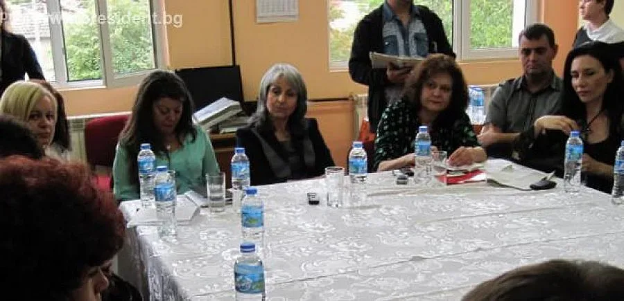 Попова с рамо за етнически диалог