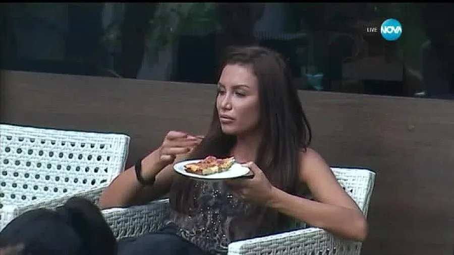 Брадърката Моника разиграва театър