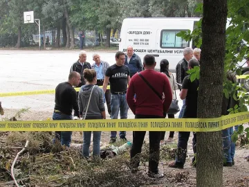 Труп на жена откриха в двора на русенско училище