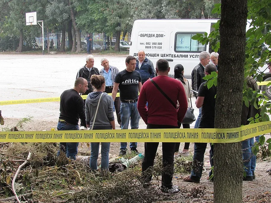 Труп на жена откриха в двора на русенско училище