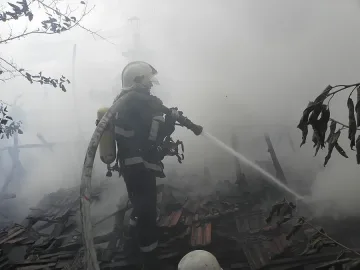 Среднощен пожар изпепели плевня, подозират палеж