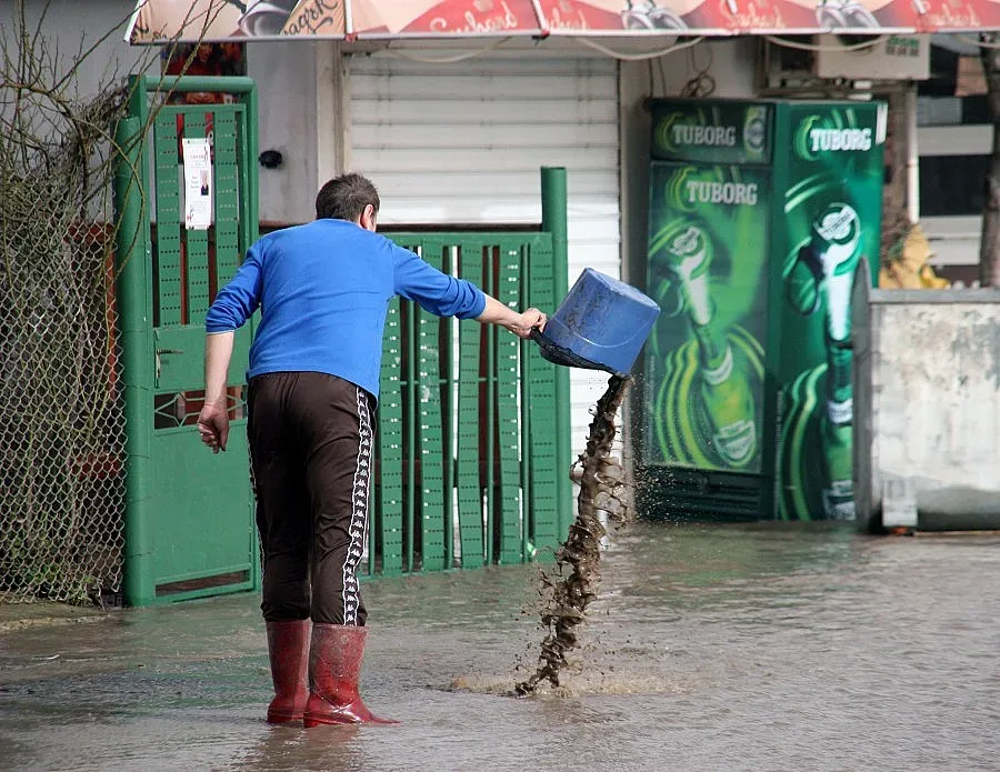 Наводнения блокират трафика в страната