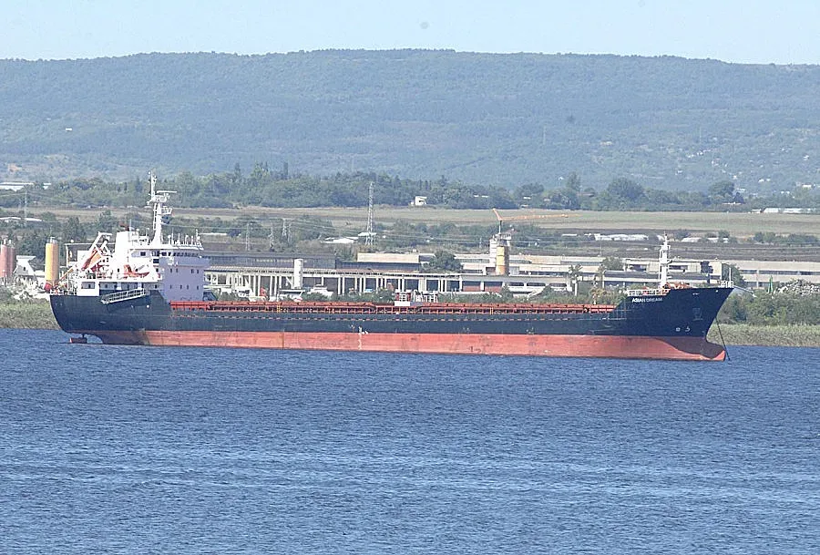 5 зарязани кораба ръждясват във Варна