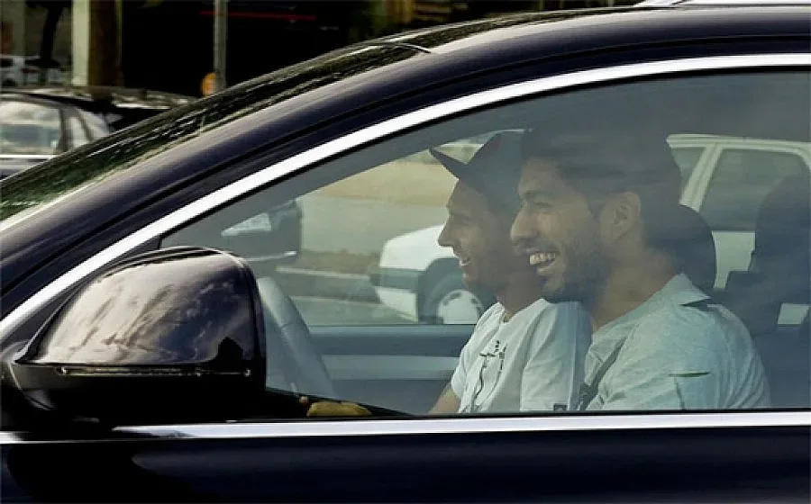 Суарес стана шофьор на Меси