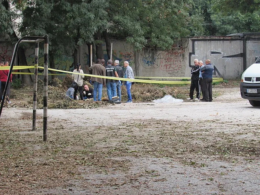 Откриха труп в двора на русенско училище