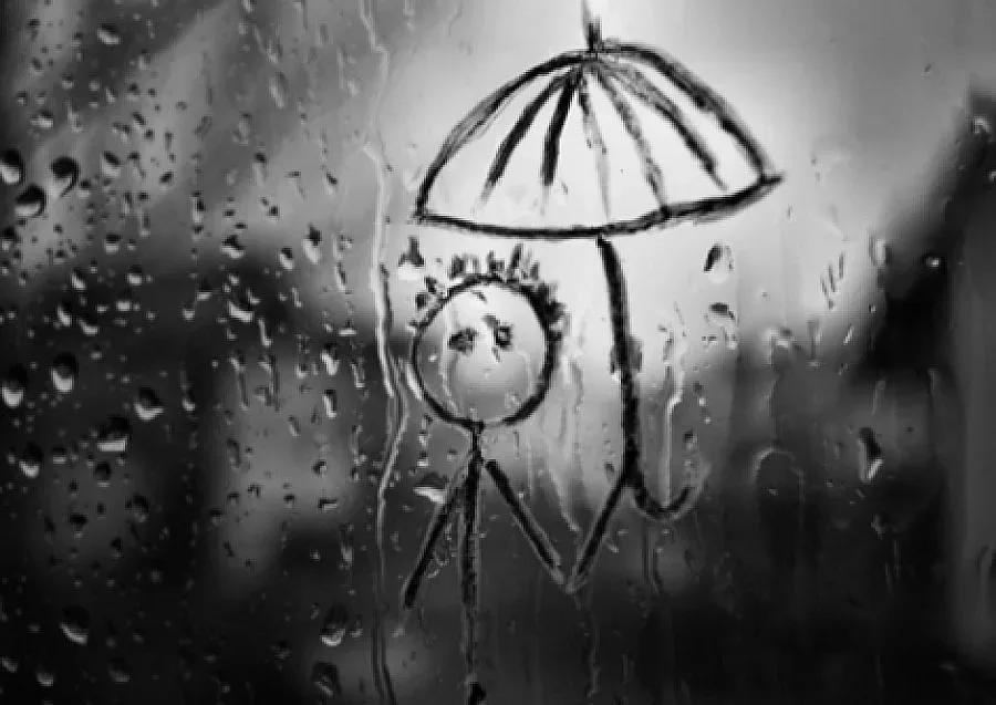 Облачно и дъждовно, жълт код за валежи