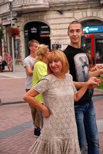 Анелия Клисарова даде старт на кампанията си с шествие