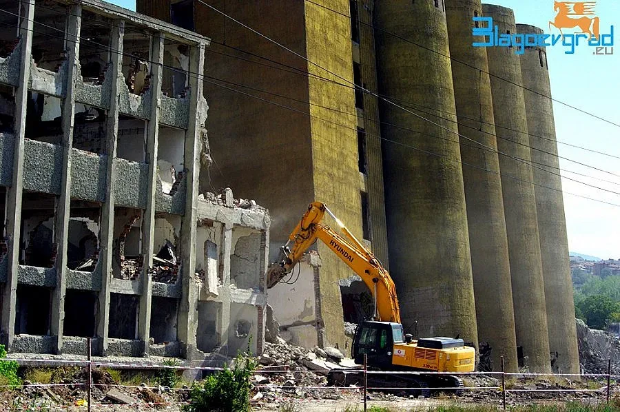 Багерист е затрупан при разрушаването на стара сграда