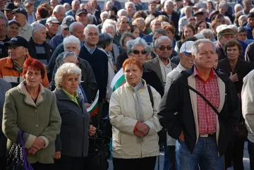 Бонуси за учители и пенсионери