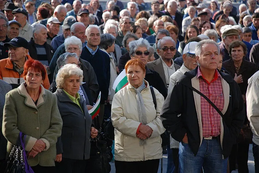 Бонуси за учители и пенсионери