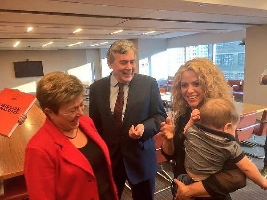 Кристалина Георгиева се снима с Шакира