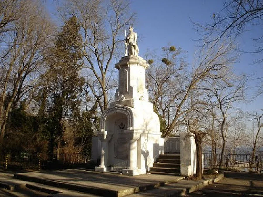 Паметникът на граничаря във Варна блести като нов