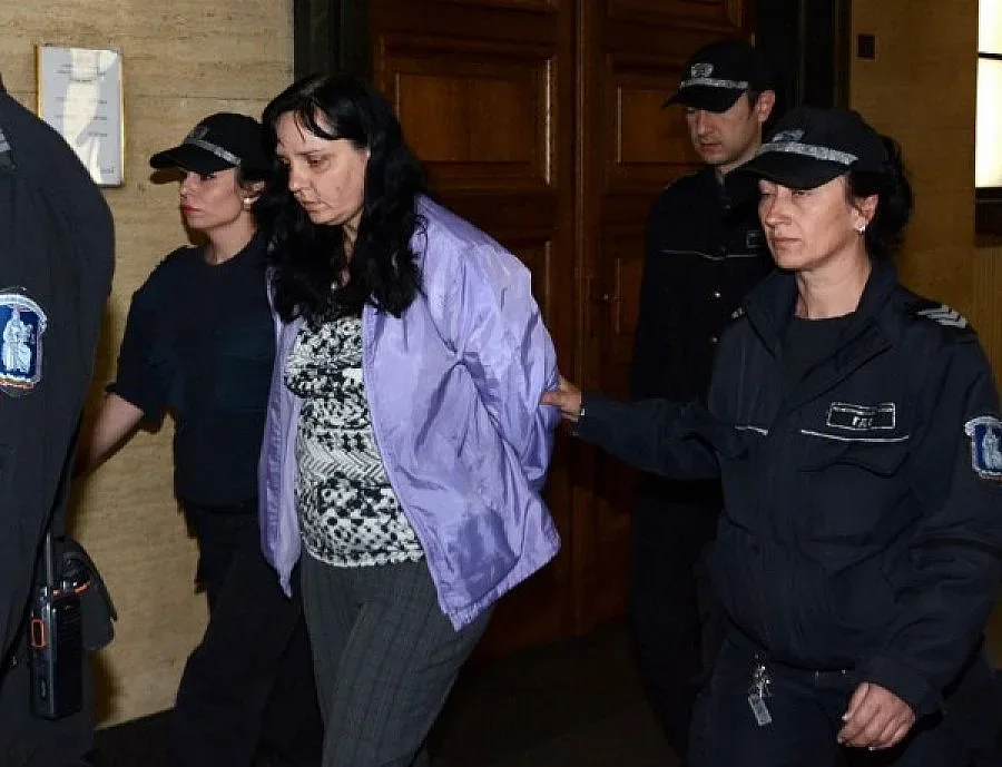 Акушерката, пребила новородено, имала силно главоболие