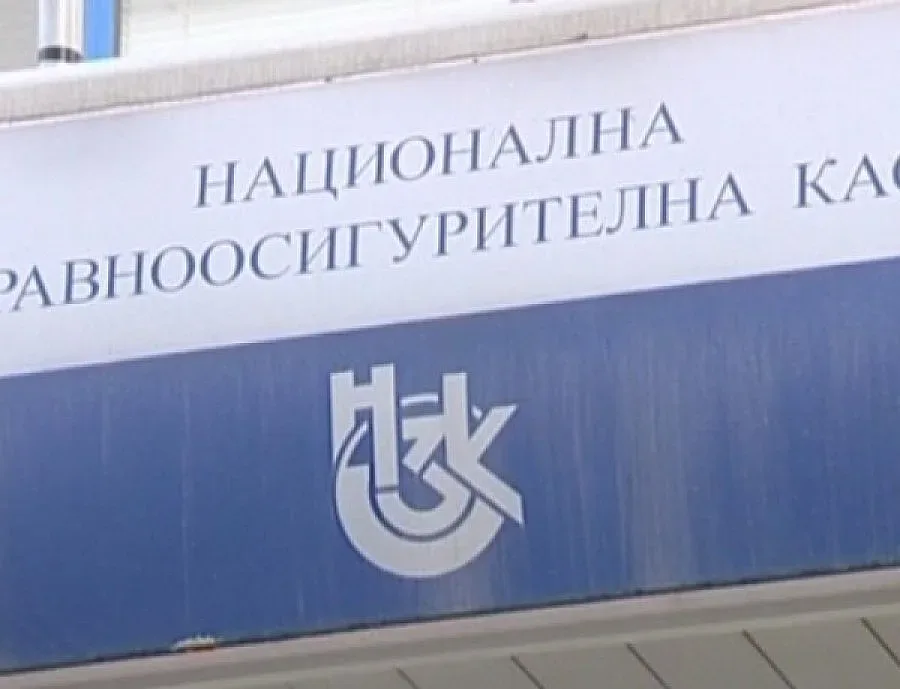 Жена поема лекарствата в касата