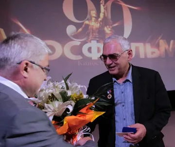 Аплодисменти и цветя за Шахназаров