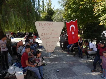 Прекарват срещу 2% парите на бежанци