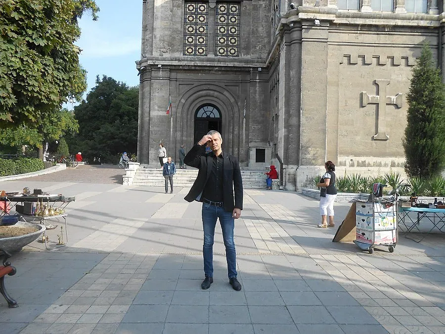 Пуснаха българското знаме от камбанарията на катедралата във Варна