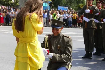 Офицер предложи брак на парада