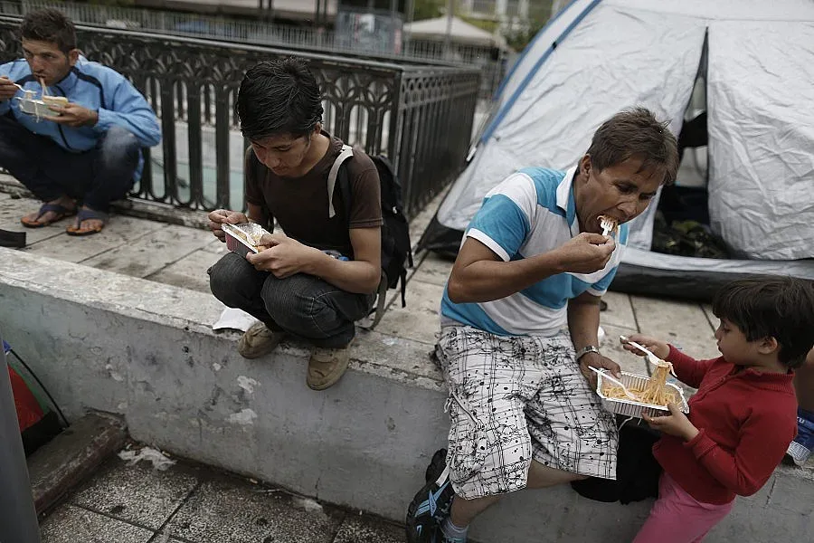 Спират храната за бежанци в Гърция