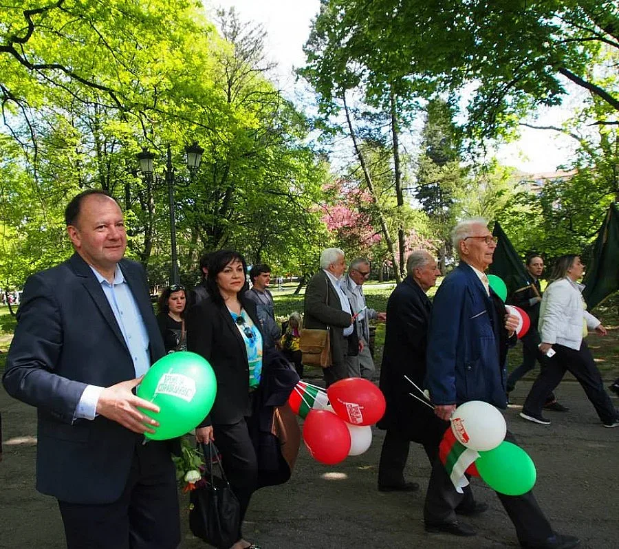 Миков с 5 въпроса за вота във Фейсбук